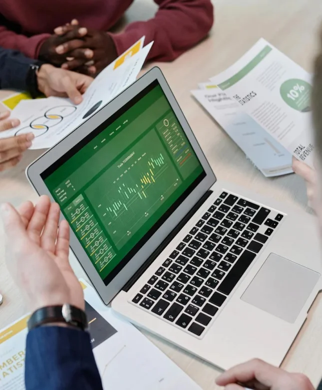 Tableau de bord financier affiché sur un ordinateur portable